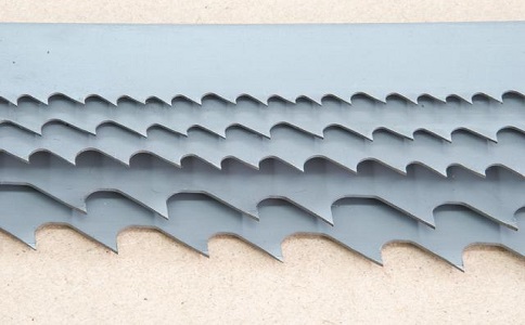 东丽带锯床上的钢丝刷，对于带锯条的重要性